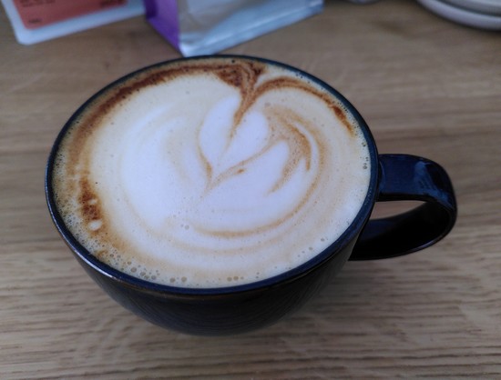 Eine Kaffeetasse mit etwas Latte Art in Form eines Herzens 