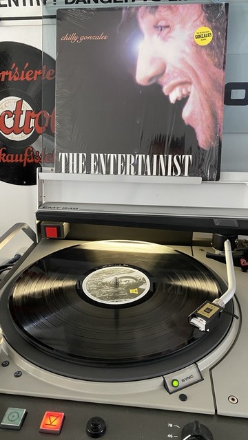 Vinyl LP „ Chilly Gonzales-The Entertainist“ auf einem Plattenspieler.