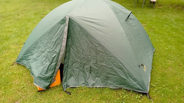 Ein kleines Zelt auf der Wiese