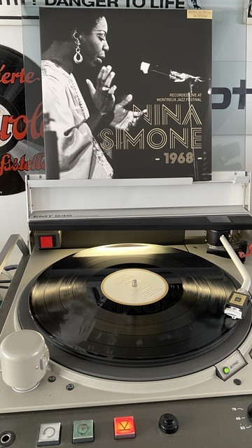 Vinyl Schallplatte von Nina Simone auf einem Plattenspieler.