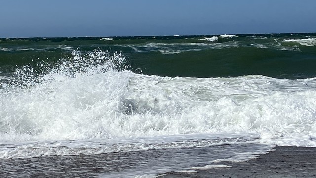 Wilde Nordseebrandung mit 1-2 Meter hohen Wellen kurz vor dem Strand