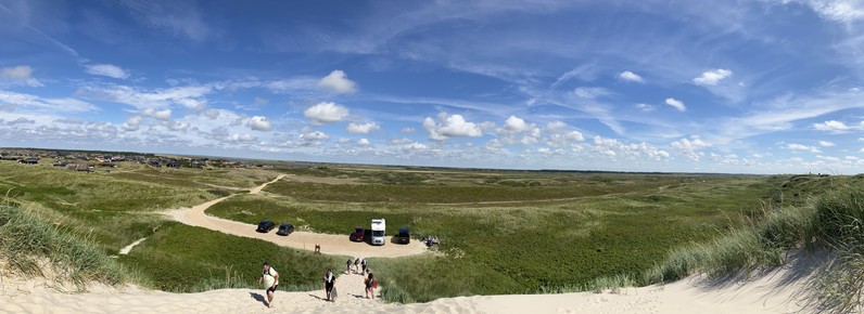 Panorama mit Dünenlandschaft und blauem Himmel